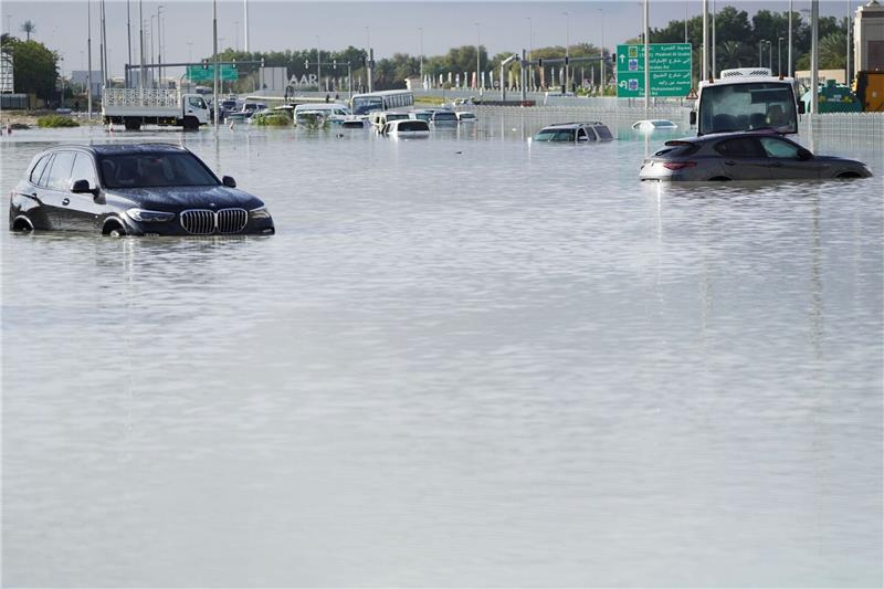 Überschwemmungen in Dubai: Schwerster Regen seit 1949 Fahrzeuge stehen verlassen im Hochwasser auf einer Hauptstraße in Dubai.