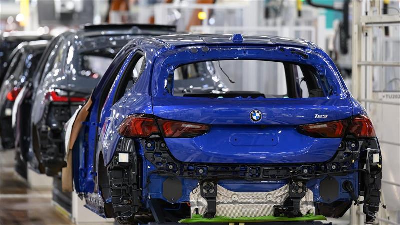 Fahrzeuge werden auf einer Linie im BMW-Werk Leipzig montiert.