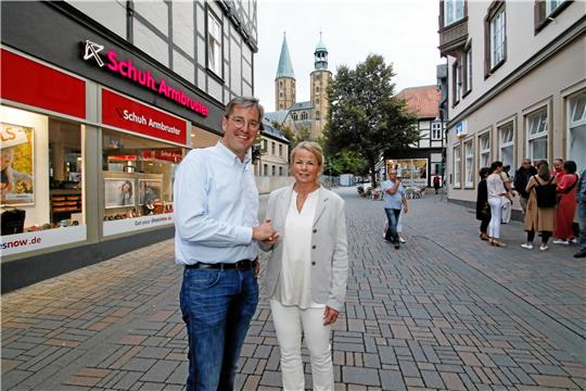Faire Geste: Am Abend der Stichwahl gratuliert Dr. Oliver Junk Kontrahentin Urte Schwerdtner bereits kurz nach Schließen der Wahllokale zum Sieg.  Archivfoto: Epping