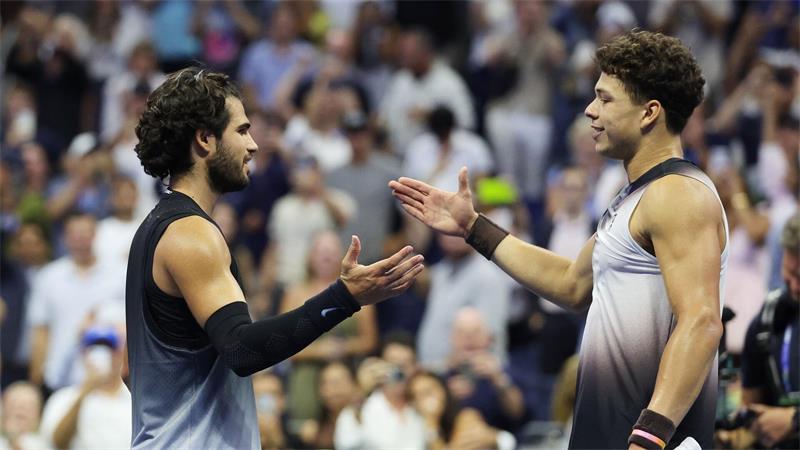 Faires Duell: Alcaraz (l) gratuliert Shelton. 