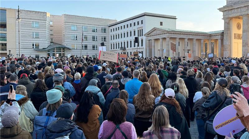 Tausende demonstrieren gegen digitale sexuelle Gewalt Fake-Profile, Deep Fakes, Scham – Betroffene berichten bei einer Demo am Brandenburger Tor.