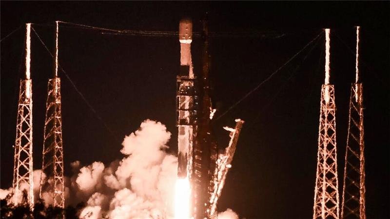 Tausende Satelliten im All - Ist dort bald kein Platz mehr? Falcon-9-Raketen von SpaceX können zahlreiche Starlink-Satelliten gleichzeitig ins All bringen. (Archivbild)