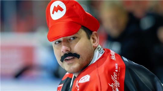 Torhüter Taylor Dupuis von den Harzer Falken verkleidet sich als Super Mario.