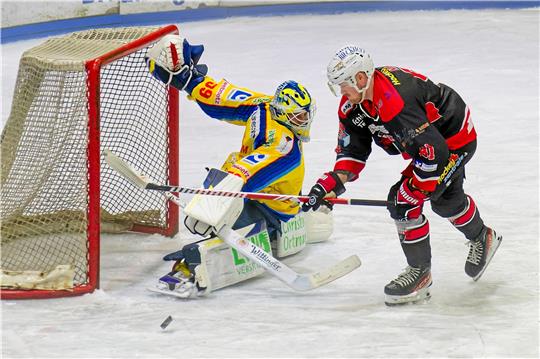 Falken-Kanadier Regan Nagy (r.) belegt in der Saison 22/23 mit 78 Punkten Platz zwei der Scorer-Liste der Regionalliga Nord. Foto: Drechsler