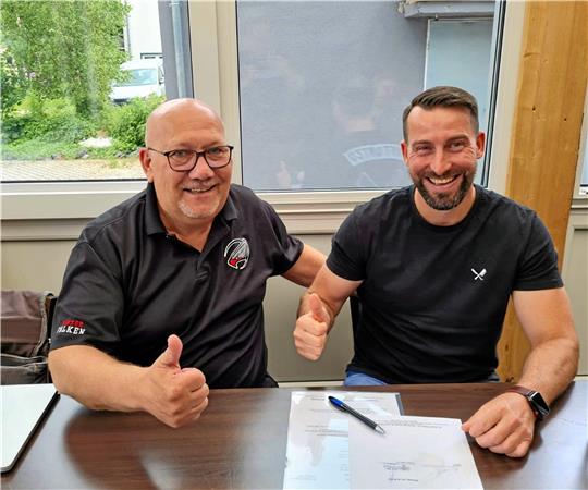 Falken-Präsident Klaus Waibel (li.) während der Vertragsunterzeichnung mit Christoph Koziol, der in den kommenden zwei Jahren beim Harzer Eishockey-Regionalligisten spielen soll. Foto: Privat