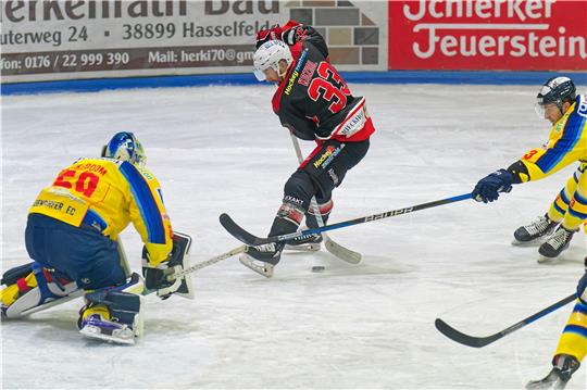 Falken-Stürmer Christoph Koziol erzielt in Timmendorf den zwischenzeitlichen Ausgleich zum 2:2. Am Ende reicht das nicht zu einem Punktgewinn. Hier eine Szene aus dem Testspiel gegen den Adendorfer EC. Foto: Drechsler