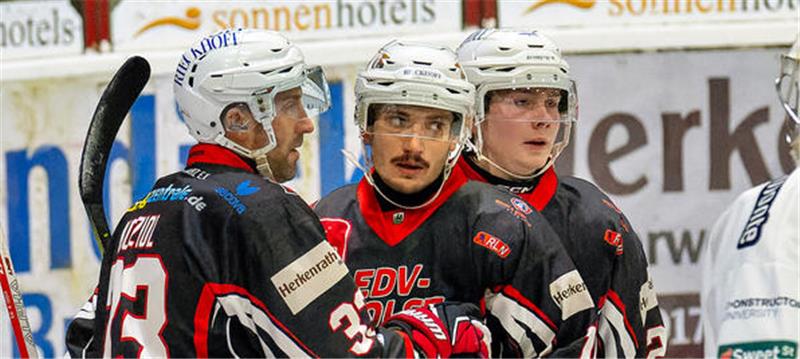 Falken-Stürmer Davide Vinci (M.) spielt auch in der kommenden Saison in Braunlage.