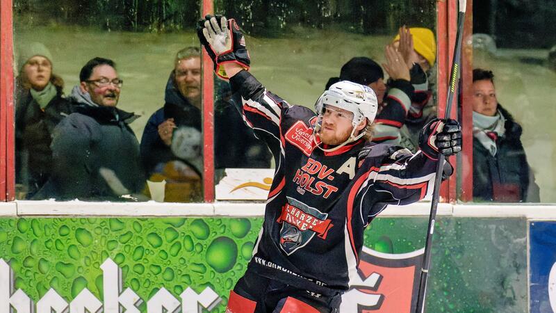 Nagy jubelt weiter für die Harzer Falken Falken-Stürmer Regan Nagy feiert einen seiner vielen Treffer im Wurmbergstadion. Der 28-Jährige fühlt sich in Braunlage nicht nur auf dem Eis wohl.Foto: Drechsler