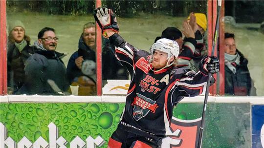 Falken-Stürmer Regan Nagy feiert einen seiner vielen Treffer im Wurmbergstadion. Der 28-Jährige fühlt sich in Braunlage nicht nur auf dem Eis wohl.Foto: Drechsler
