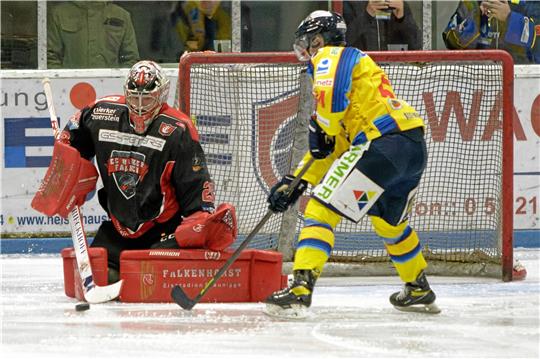Falken-Torhüter Taylor Dupuis macht den Angreifern aus Adendorf das Leben im ersten Halbfinal-Duell schwer. Auf eine gute Leistung von ihm und der gesamten Defensive kommt es auch am heutigen Freitag an.  Foto: Drechsler