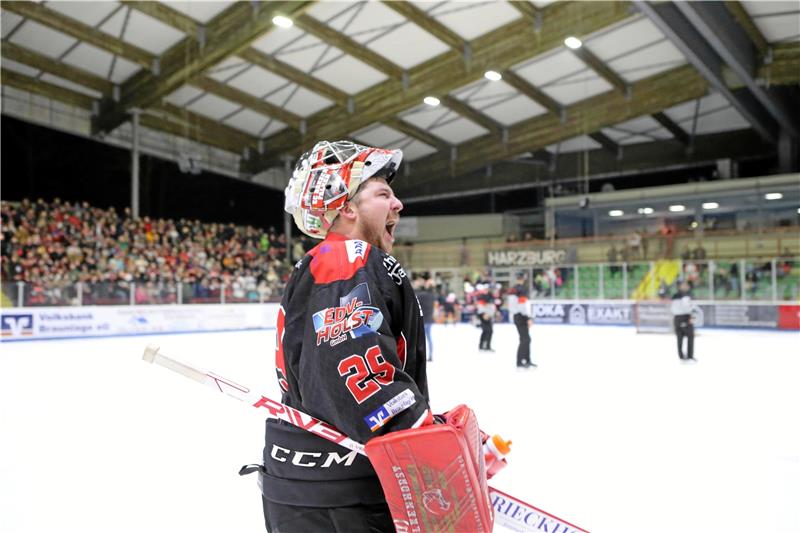 Falken haben trotz Frühstart genug Fans im Rücken Falken-Torwart Taylor Dupuis, der eine starke Leistung bietet, feiert vor den Fans im Wurmbergstadion den 4:3-Sieg nach Verlängerung gegen den Adendorfer EC. Foto: Neuendorf