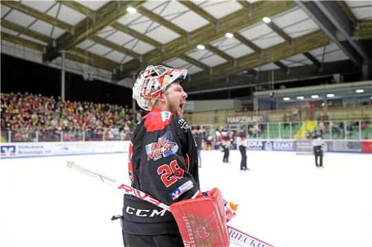 Falken-Torwart Taylor Dupuis, der eine starke Leistung bietet, feiert vor den Fans im Wurmbergstadion den 4:3-Sieg nach Verlängerung gegen den Adendorfer EC. Foto: Neuendorf