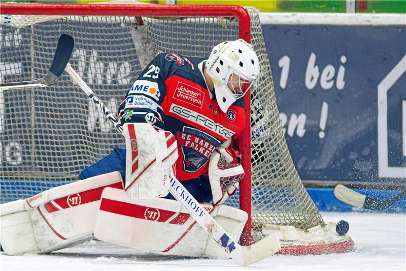 Falken-Torwart Dupuis: „Braunlage ist meine zweite Heimat“ Falken-Torwart Taylor Dupuis in Aktion: Hier im ersten Spiel dieser Saison gegen Sande kassiert er am Ende nur einen Gegentreffer. Die Falken gewinnen die Begegnung mit 9:1 Toren. Foto: Drechsler
