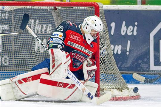 Falken-Torwart Taylor Dupuis in Aktion: Hier im ersten Spiel dieser Saison gegen Sande kassiert er am Ende nur einen Gegentreffer. Die Falken gewinnen die Begegnung mit 9:1 Toren. Foto: Drechsler