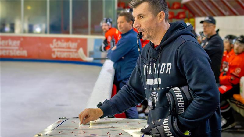 Falken können sich zwei Titel greifen Falken-Trainer Jozef Potac arbeitet daran, die neu zusammengestellte Mannschaft bis Ende Oktober auf 100 Prozent zu bringen.