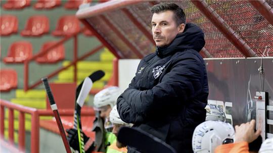 Falken-Trainer Jozef Potac zeigt sich mit der Abwehrarbeit seines Teams in Bremen nicht einverstanden.