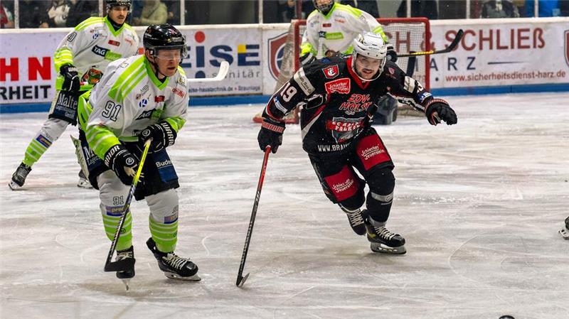 Falken-Verteidiger Nico Schnell (r.) setzt beim 6:2-Erfolg in Hamburg den Schlusspunkt.