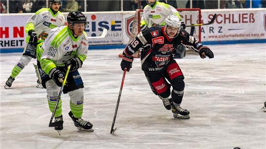 Falken-Verteidiger Nico Schnell (r.) setzt beim 6:2-Erfolg in Hamburg den Schlusspunkt.