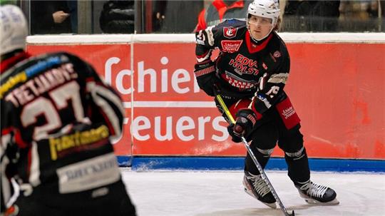 Falken-Verteidiger Patrik Rasin erzielt den zwischenzeitlichen Ausgleich zum 1:1. Am Ende verlieren die Harzer in der Verlängerung.