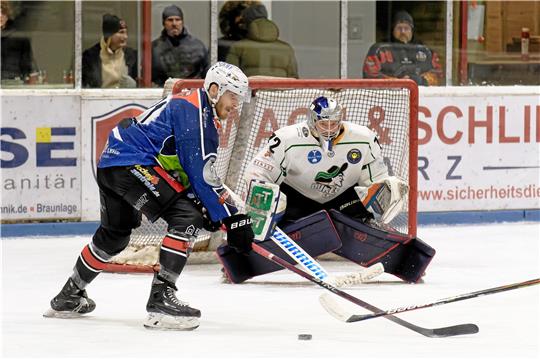 Falken-Zugang André Gerartz (l.) stellt sich gleich in seinem ersten Spiel für die Harzer mit zwei Treffern in Braunlage vor. Der Stürmer erzielt das 2:0 im ersten Drittel gegen die UHT Dukes Graz und das 6:1 im Schlussabschnitt. Foto: Drechsler/Video: Heine/Schnitt: Fricke
