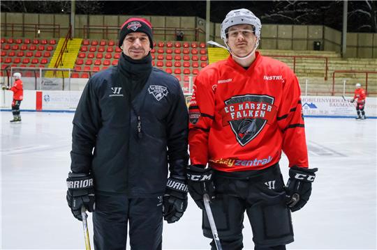 Falken-Zugang William Magnusson (re.) wird am Dienstag von Trainer Jozef Potac zur ersten Trainingseinheit im Braunlager Wurmbergstadion begrüßt. Foro: Drechsler