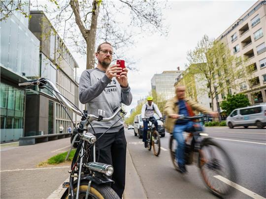 Falko Görres (Die Partei), Fahrradaktivist und Stadtverordneter im Frankfurter Römer zeigt Falschparker, insbesondere auf Fahrradwegen, an.