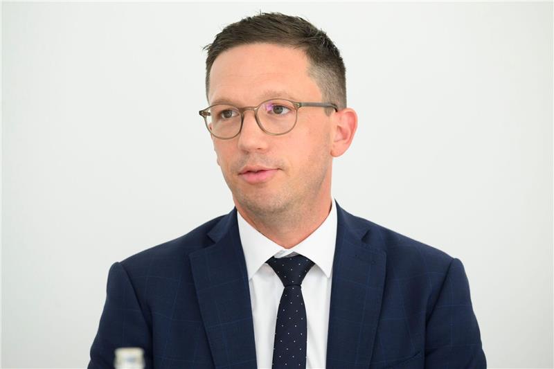 Wissenschaftsminister: Dulden keinen Antisemitismus Falko Mohrs (SPD), Kulturminister Niedersachsen, spricht bei einer Pressekonferenz in den neuen Theaterwerkstätten des Staatstheaters Hannover.