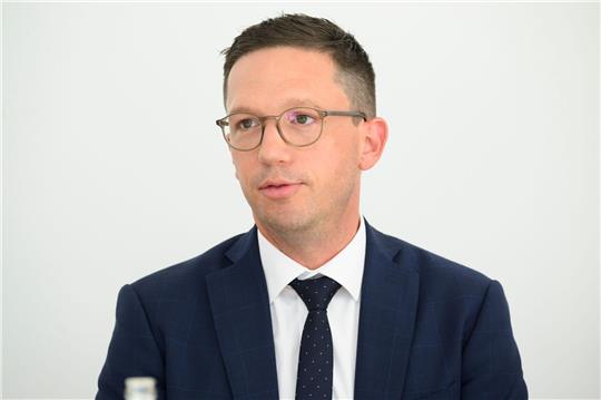 Falko Mohrs (SPD), Kulturminister Niedersachsen, spricht bei einer Pressekonferenz in den neuen Theaterwerkstätten des Staatstheaters Hannover.
