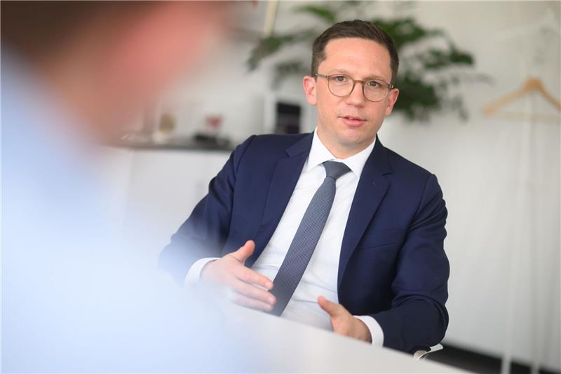 Falko Mohrs (SPD), niedersächsischer Minister für Wissenschaft und Kultur, spricht bei einem dpa-Interview in seinem Büro im Wissenschaftsministerium.
