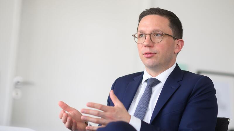 Minister: Exzellenzwettbewerb erhöht Strahlkraft von Unis Falko Mohrs, niedersächsischer Minister für Wissenschaft und Kultur, bei einem dpa-Interview.