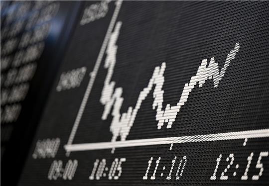 Fallende Dax-Kurve an der Frankfurter Wertpapierbörse. Viele Reiche rund um den Globus haben im vergangenen Jahr den Einbruch der Aktienmärkte zu spüren bekommen.