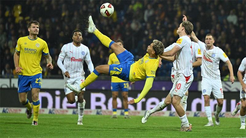 Fallrückzieher-Versuch: Braunschweigs Yann Sturm im Spiel gegen Holstein Kiel.