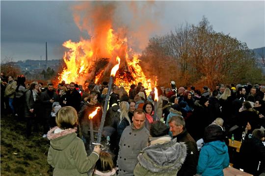 Familiär geht es beim Osterfeuer in Oker zu, 900 Menschen sind 2023 gekommen.
