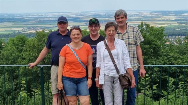 Familie Eichler in ihrer Heimatstadt Bad Harzburg: Die fünf Geschwister Matthias, Constanza, Philipp, Sabine und Christian (v.l.), die alle in Bad Harzburg aufgewachsen sind und nun weit entfernt voneinander leben, genießen ein gemeinsames Wochenende.