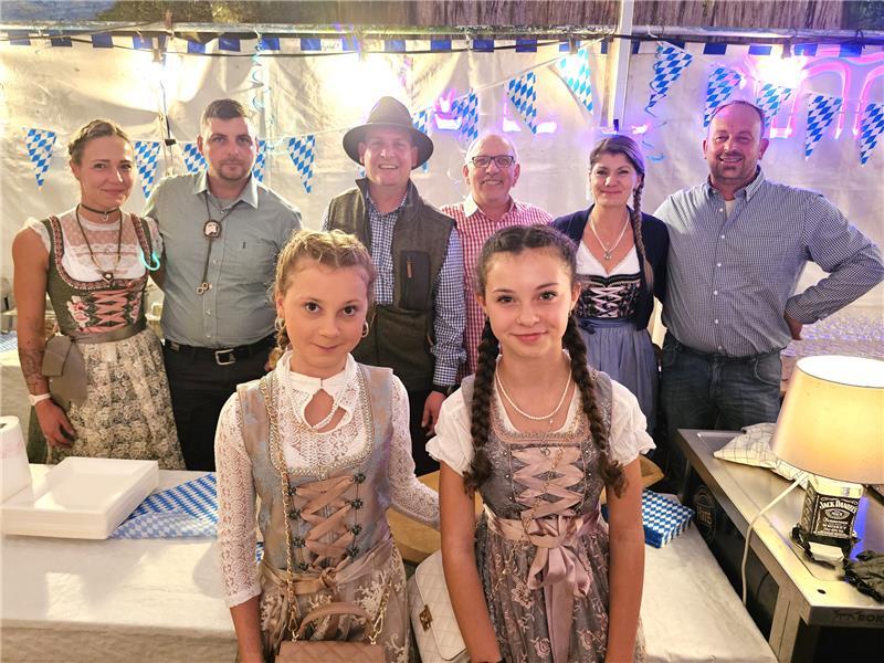 O’zapft is: Hunderte feiern bei Oberharzer Oktoberfesten Familie, Freunde und Bekannte bedienten die Gäste als Team: Lotti und Mia (vorn), dahinter von links: Franzi, Jens, Thomas, Andreas, Moni und André. Foto: Weiss