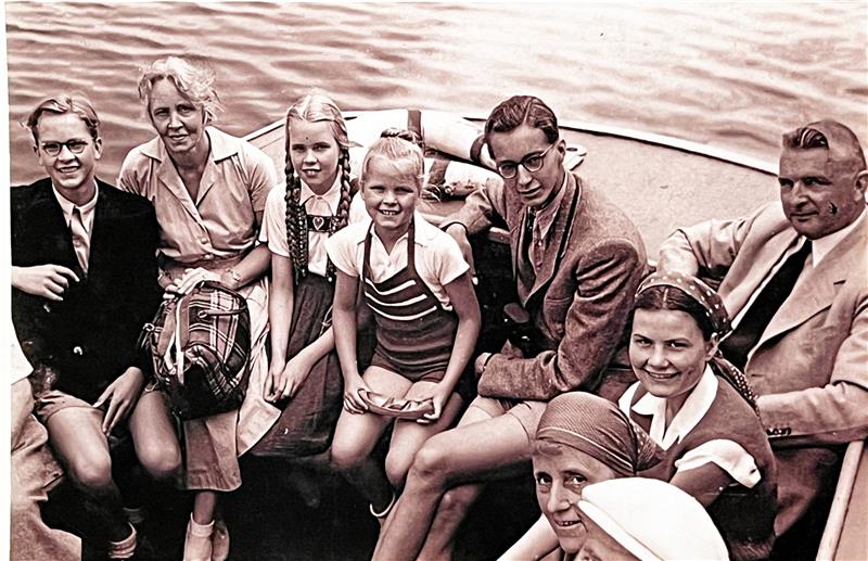10. April 1945: Kapitulation und Frieden in Goslar Familie Fricke bei einem Urlaub auf Juist 1950 oder 1951. Von links: Joachim, Mutter Gertrud, Ilsemarie, Ursula, Otto jr. und Vater Otto. Otto Fricke verfasste einen Erinnerungsbericht über die Apriltage 1945 in Goslar und erzählte von der Kapitulation. Foto: Privat