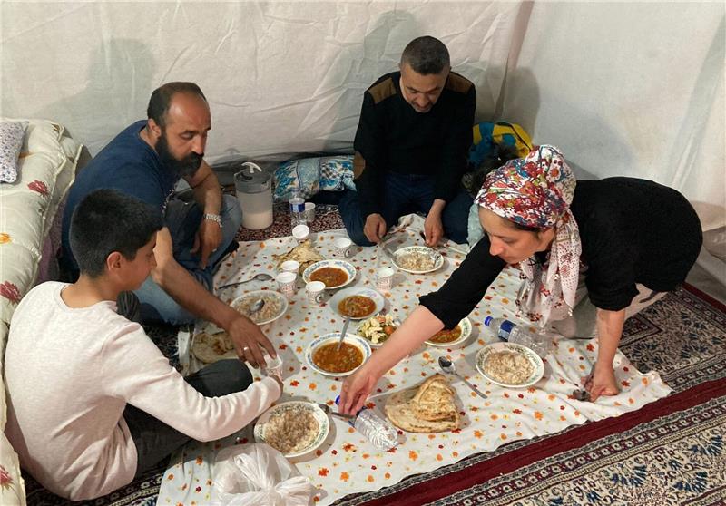 Düstere Stimmung: Ramadan in der Erdbebenregion Familie Kaplan begeht das erste Fastenbrechen in ihrem Zelt in Adiyaman.