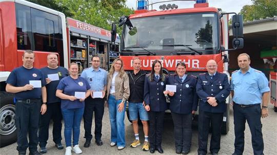 Familie Perschke und Vertreter der fünf Kinderfeuerwehren der Gemeine Schladen-Werla.