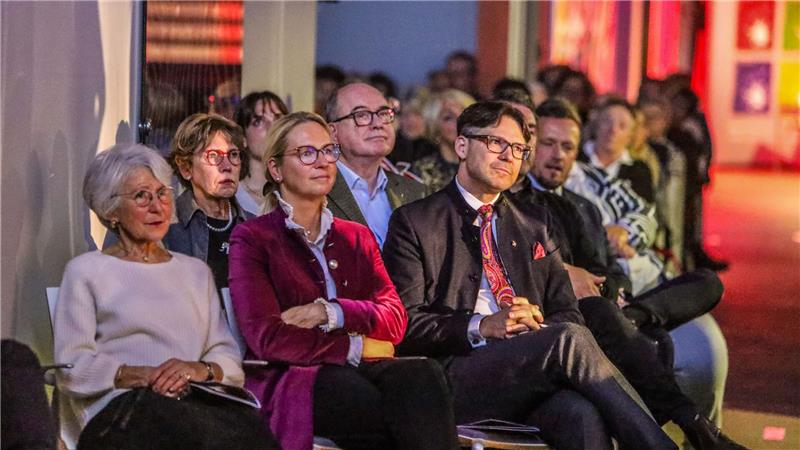 Harz-Classix-Festival: Zum Abschluss fließen sogar einige Tränen Familie Röthele (Sympatec) verfolgt das abwechslungsreiche Treiben auf der Bühne von der ersten Reihe aus.