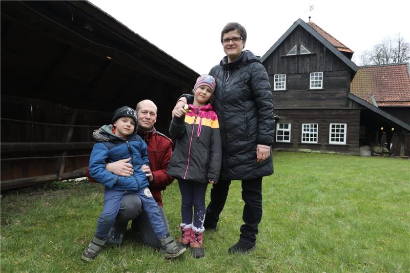 Familie Rohwer aus Hamburg sichert sich das letzte goldene Ei im Clausthal-Zellerfelder Bergwerksmuseum. Foto: Neuendorf