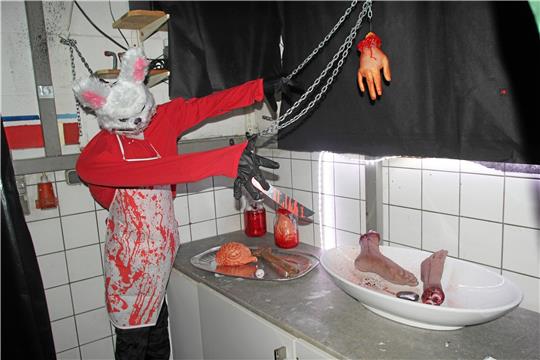 Familie Thiess hat ihre alte Auto-Werkstatt in ein Horror-Haus umfunktioniert. Die vierköpfige Familie hat mehrere Räume erstellt, in denen teils lebensgroße Grusel-Figuren stehen. Foto: Jenzora