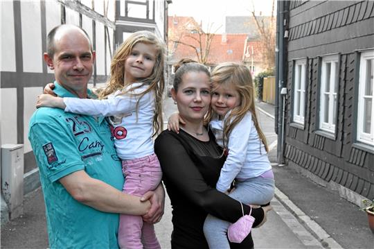 Familie Weiland – Marko (48, von links), Marie-Luise (6), Gloriya (30) und (Marlene-Sophie (4) – lebt gern in Goslar und freut sich über die gute Nachbarschaft in der  Kötherstraße. Fotos: Hartmann