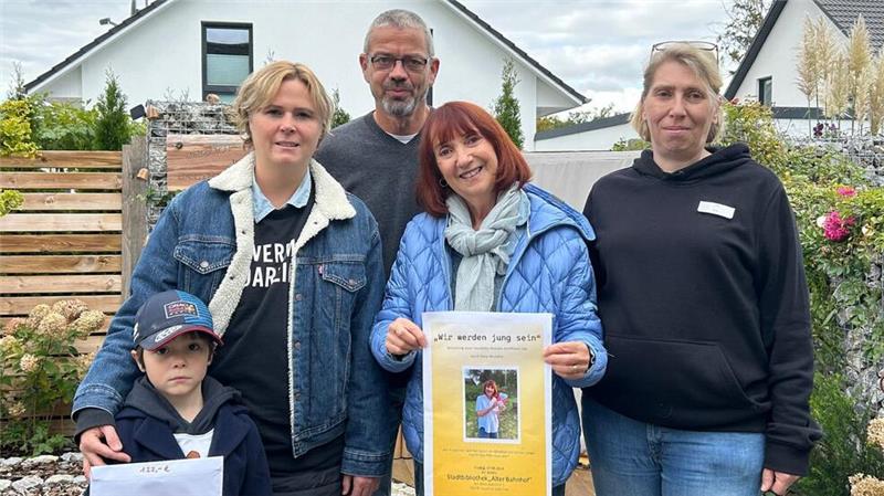 Brokkoli oder Torte? Lesung im Oberharz wirft wichtige Fragen auf Familie Westphal übergibt die Spenden der Veranstaltung an das Goslarer Hospiz. Mit dabei sind Geschäftsführer Christian Schulz und Krankenschwester Kati.