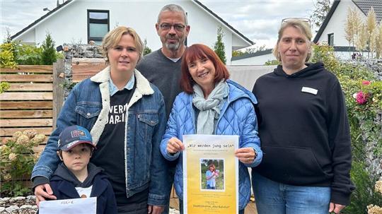 Familie Westphal übergibt die Spenden der Veranstaltung an das Goslarer Hospiz. Mit dabei sind Geschäftsführer Christian Schulz und Krankenschwester Kati.
