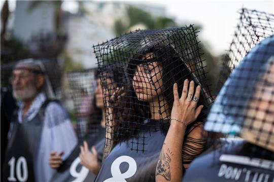 Familie und Angehörige der von der Hamas entführten Deutschen demonstrieren vor der deutschen Botschaft in Tel Aviv für ihre Freilassung.