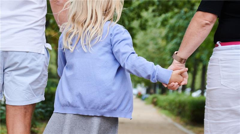 Familie und Kinder machen laut einer Umfrage viele Menschen in Deutschland glücklich. (Symbolbild)