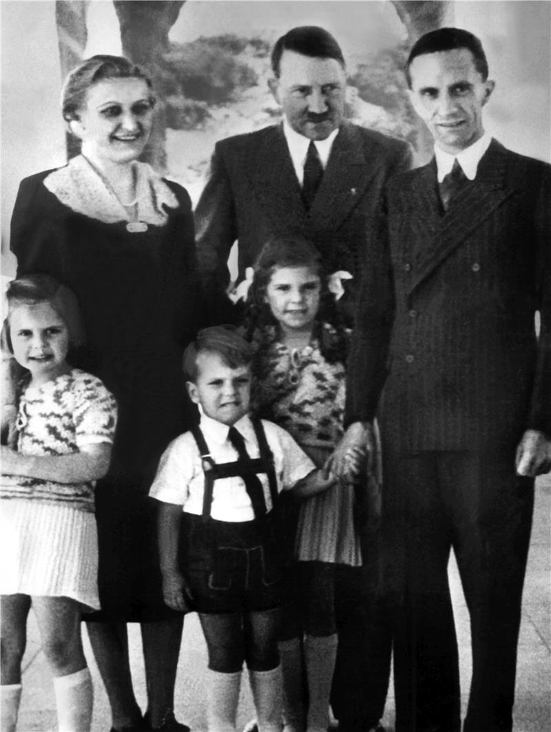 Familien-Idylle unter „Führer“-Aufsicht: Nazi-Reichspropagandaminister Joseph Goebbels (r.), seine Frau Magda und drei ihrer sechs Kinder, deren Vornamen alle mit einem „H“ begannen, posieren zusammen mit Adolf Hitler für ein Foto (undatiertes Archivbild).