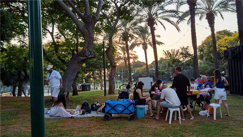 Familien grillen im Stadtpark von Raanana, er ist ein beliebtes Ausflugsziel auch für Israelis aus anderen Städten.