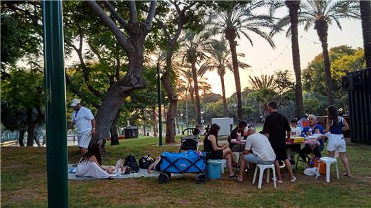 Familien grillen im Stadtpark von Raanana, er ist ein beliebtes Ausflugsziel auch für Israelis aus anderen Städten.
