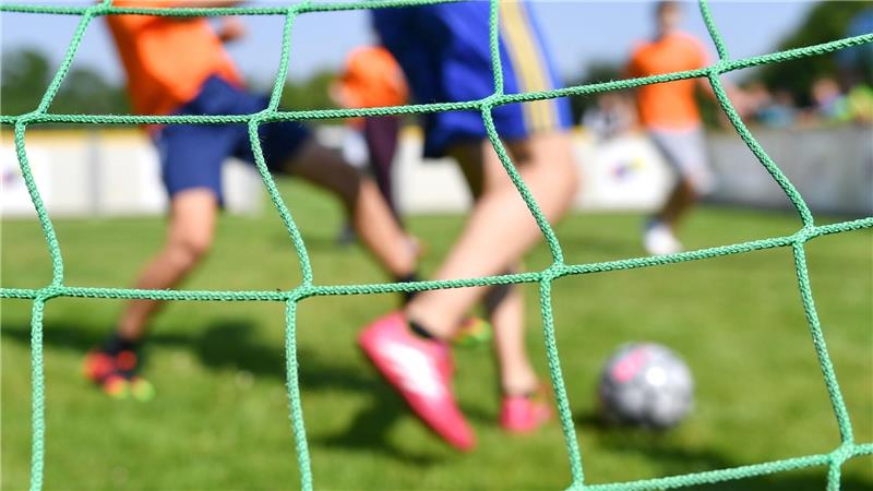 Wie die schwarz-roten Pläne auf dem Konto wirken Familien mit wenig Geld sollen mehr Hilfe zum Beispiel beim Sportvereins-Beitrag erhalten. (Symboldbild)